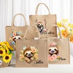 Personifierad söt tecknad blommig sloth återanvändbar jute toteväska med namn födelsedagspresent för kvinnor slothälskare