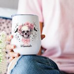 Personalisierte rosa Blumen Schädel Fledermäuse Multicolor 12oz Name Wein Becher mit Deckel und Strohhalm Halloween Geschenk für Frauen Schädel Liebha