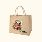 Personifierad söt tecknad blommig sloth återanvändbar jute toteväska med namn födelsedagspresent för kvinnor slothälskare