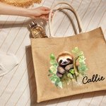 Personifierad söt tecknad blommig sloth återanvändbar jute toteväska med namn födelsedagspresent för kvinnor slothälskare