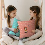 Taie d'Oreiller Personnalisée avec Personnage de Dessin Animé Fleur de Naissance Nom Cadeau Anniversaire Emménagement Noël pour Famille