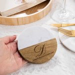 Personalisierter Untersetzer aus Akazienholz und Marmor mit Initiale Text Gravur Hauseinweihung Oktoberfest Geschenk für Freunde Paare Familie
