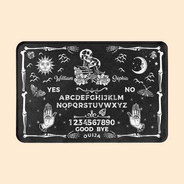 Zerbino personalizzato con nome, scheletro abbracciato e tavola Ouija Regalo gotico di Halloween per coppie di appassionati di divinazione