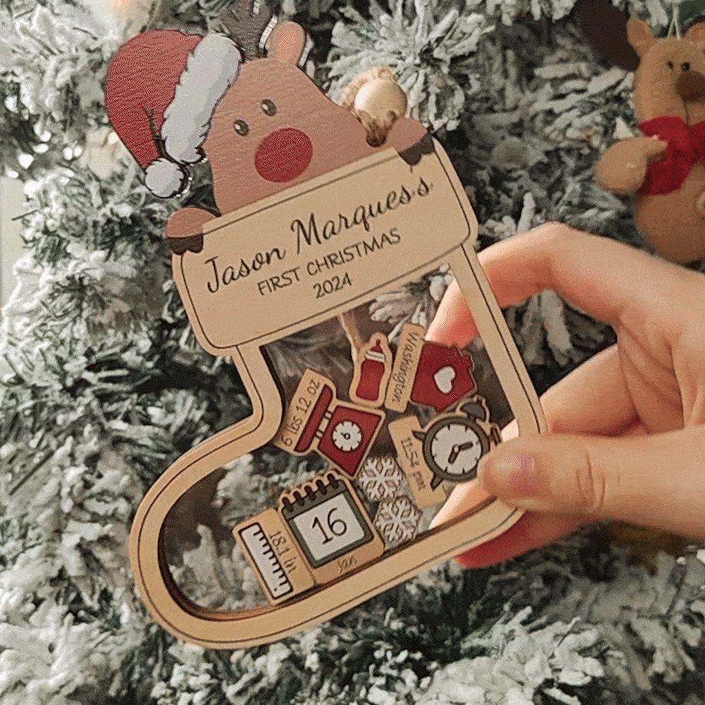 Ornement en Bois Personnalisé avec Nom et Informations du Bébé Style Bas de Noël et Renne Cadeau Premier Noël Naissance pour Bébé Nouveau-né