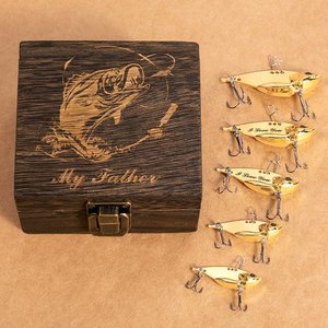 Personalisiertes Angelset aus 2 Metall Bionischen Angelködern und Holzkasten mit Namen Text Gravur Geburtstag Geschenk für Papa Ehemann Angelliebhaber
