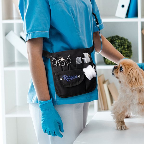 Personlig midjeveske med tassetrykk og flere rom med navn Julegave til veterinærpersonalet
