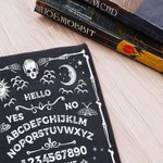 Personalizzato gotico Sun Moon Skeleton Ouija Board Button Book Sleeve Protector con nome Spooky Birthday Halloween Gift per gli amanti dei topi di biblioteca Ouija