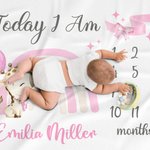 Spersonalizowany miękki kocyk z imieniem i nazwiskiem na baby shower dla noworodka z kokardą i kamieniem milowym w kształcie żyrafy