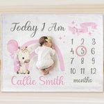 Spersonalizowany miękki kocyk z imieniem i nazwiskiem na baby shower dla noworodka z kokardą i kamieniem milowym w kształcie żyrafy