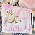 Spersonalizowany miękki kocyk z imieniem i nazwiskiem na baby shower dla noworodka z kokardą i kamieniem milowym w kształcie żyrafy