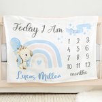 Spersonalizowany miękki kocyk z imieniem i nazwiskiem na baby shower dla noworodka z kokardą i kamieniem milowym w kształcie żyrafy