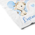 Spersonalizowany miękki kocyk z imieniem i nazwiskiem na baby shower dla noworodka z kokardą i kamieniem milowym w kształcie żyrafy