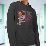 Spersonalizowana postać z kreskówki Pielęgniarka Lekarz Jest Pewny Siebie Silny T-shirt Bluza z kapturem z imieniem i nazwiskiem Prezent świąteczny dla personelu medycznego