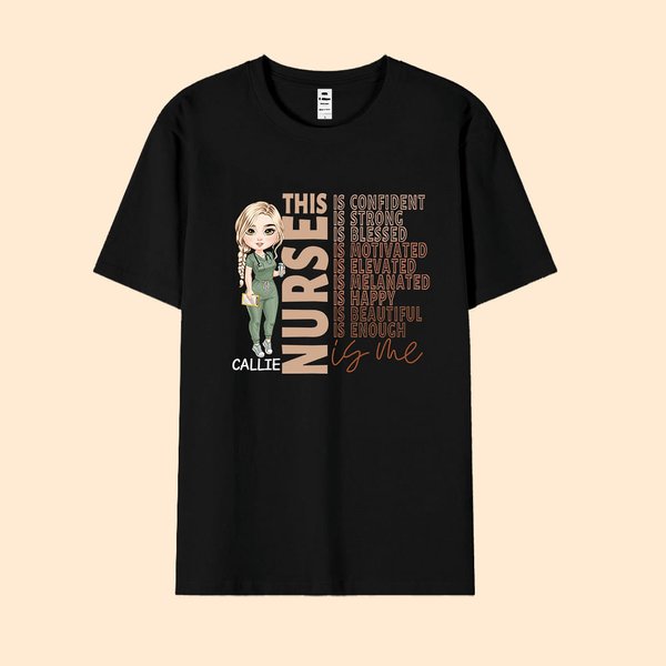 Spersonalizowana postać z kreskówki Pielęgniarka Lekarz Jest Pewny Siebie Silny T-shirt Bluza z kapturem z imieniem i nazwiskiem Prezent świąteczny dla personelu medycznego
