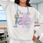 Spersonalizowana postać z kreskówki Pielęgniarka Lekarz Jest Pewny Siebie Silny T-shirt Bluza z kapturem z imieniem i nazwiskiem Prezent świąteczny dla personelu medycznego