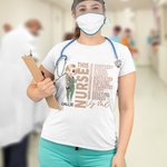 Spersonalizowana postać z kreskówki Pielęgniarka Lekarz Jest Pewny Siebie Silny T-shirt Bluza z kapturem z imieniem i nazwiskiem Prezent świąteczny dla personelu medycznego