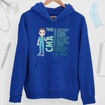 Spersonalizowana postać z kreskówki Pielęgniarka Lekarz Jest Pewny Siebie Silny T-shirt Bluza z kapturem z imieniem i nazwiskiem Prezent świąteczny dla personelu medycznego