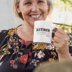 Gepensioneerde 11oz Keramische koffiemok met naam en jaar Fun pensionering afscheidscadeau voor collega gepensioneerde
