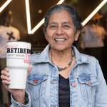 Personalisierte offiziell im Ruhestand Jahre 30oz Name Becher mit Deckel und Strohhalm Ruhestand Abschiedsgeschenk für Familie Freund Kollege