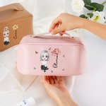 Trousse de Maquillage en Cuir PU Personnalisée avec Nom et Fleurs de Naissance Personnage Cartoon Cadeau d’Anniversaire pour Femmes et Filles