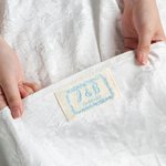 Gepersonaliseerd Iets Blauw Geborduurd Ranken Bruidsjurk Label met Initiaal en Datum Bruiloft Cadeau voor Bruid
