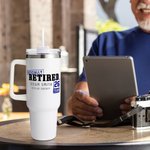 Gepersonaliseerde Official Retired 40oz Geïsoleerde Tumbler met Naam Jaar en Rietje Dagelijks Gebruik Leuk Afscheidscadeau voor Coworker Gepensioneerd