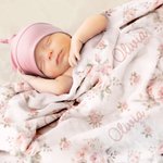 Coperta personalizzata di fiori di rosa con nome, regalo di compleanno per donne e ragazze.