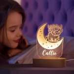 Veilleuse LED en Acrylique Personnalisée avec Nom Style de Vache Highland Décoration de Chambre avec Base en Bois Cadeau Baby Shower Noël pour Enfant