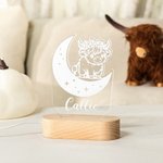 Veilleuse LED en Acrylique Personnalisée avec Nom Style de Vache Highland Décoration de Chambre avec Base en Bois Cadeau Baby Shower Noël pour Enfant