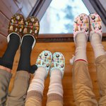 Personalizado Colorido Estrella Flor Múltiples Fotos de Diseño Antideslizante Zapatillas de felpa con Título Cumpleaños Regalo de Navidad para la Fami