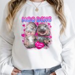 Spersonalizowany różowy Love Heart Cute Moo Deng Baby Hippo Unisex Bootleg T-shirt Bluza z imieniem Prezent urodzinowy dla fanów Moo Deng Miłośnicy