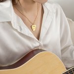 Henkilökohtainen kaiverrettu Note Symbol Guitar Pick riipus kaulakoru nimi Dainty musiikki korut syntymäpäivälahja kitaransoittajat ystäville Lovers