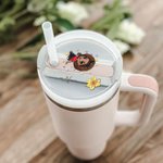 Personlig tegneserie jente fødselsblomst navneskilt lokk topper tumbler tilbehør til Stanley bursdagsgave til jenter