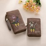 Personalisierte Multi-Fach Geburt Blume Leder gefaltet Armband Brieftasche mit Karteninhaber und Name Geburtstag Brautparty Geschenk für Frauen