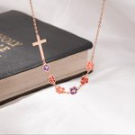 Personalisierte Sideway Kreuz Emaille 1-10 Geburt Blumen Halskette Christian Schmuck Weihnachten Geburtstag Geschenk für Frauen