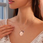 Personligt graverat födelsedatum Blomma Födelsesten Foto Medaljong Halsband med kors eller initialer Charm Smycken Födelsedag Christian Present för kvinnor