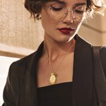 Personligt graverat födelsedatum Blomma Födelsesten Foto Medaljong Halsband med kors eller initialer Charm Smycken Födelsedag Christian Present för kvinnor