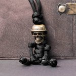 Ciondolo Gotico Personalizzato con Teschio Fatto a Mano e Intrecciato Portachiavi con Nome Inciso Regalo di Halloween per Uomini