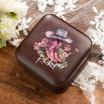 Gepersonaliseerde Geboorte Bloem Western Cowgirl Boots Hoed Ontwerp Leren Sieraden Doos met Naam Draagbare Reis Accessoires Verjaardagscadeau voor Vrouwen