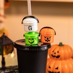 Set di 3 tazze da bere personalizzate con iniziali e coperchi di cannuccia, regalo di Halloween per gli amici e la famiglia.