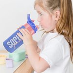 Botella de agua para niños con pajita de silicona y asa Personalizada con nombre de colores 12 oz aislada Regalo de cumpleaños de vuelta al cole para niños Niñas