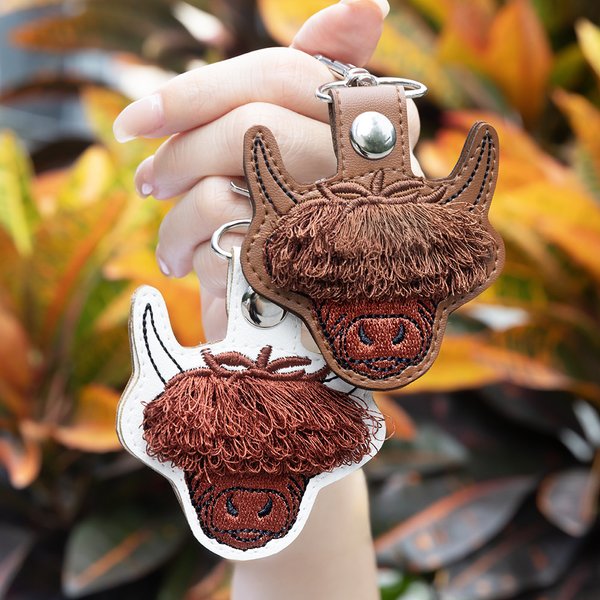 Gepersonaliseerde borduurwerk Multicolor Franje Bangs Highland Cow lederen sleutelhanger met naam Verjaardagscadeau voor Highland Cow liefhebbers