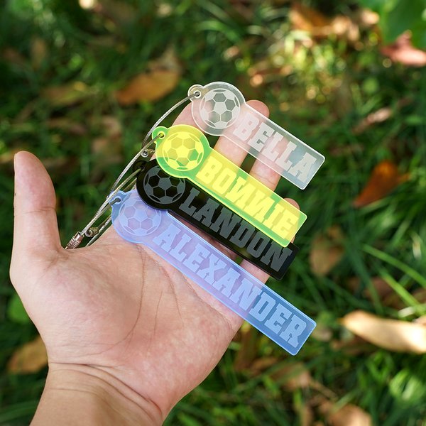 Personalizzato tema calcio Multicolore Fluorescente Portachiavi Acrilico Zaino Bottiglia Tag con nome Sport Regalo di compleanno per gli amanti del ca