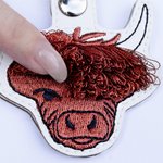 Personalisierte Stickerei Multicolor Fransen Pony Hochland Kuh Leder Schlüsselanhänger mit Namen Geburtstag Geschenk für Hochland Kuh Liebhaber