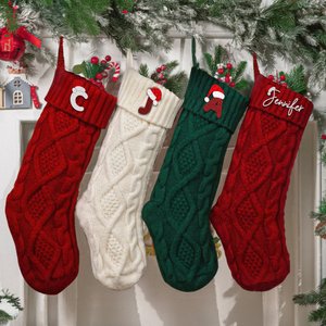 Personlig stickad julstrumpa med broderi Namnbokstav Öppen spis Julgransdekoration Hängande prydnad Present till familj Vän