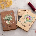 Personalized Family Birth Flower Bouquet Wooden Magnetic Needle Box with Name Birthday Mother's Day Gift for Mom Grandma Sewing Lover