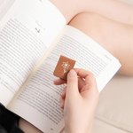 Segnalibro magnetico in pelle personalizzato con nome e fiore di nascita regalo ideale per compleanni e occasioni speciali per appassionati di libri