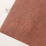 Personalisierter Gothic Monogramm Buchpräger mit Initiale Namen und Zitat Prägstempel Buch Umschlag Bibliothek Geburtstag Geschenk für Buchliebhaber