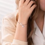 Personligt armband med liggande kors och bokstavsberlock konfirmationspresent till tjej