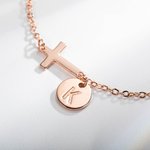Personligt armband med liggande kors och bokstavsberlock konfirmationspresent till tjej